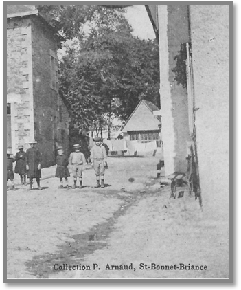 Cette chapelle autrefois sise dans le cimetière se trouve sur ce qui est devenu le champ de foire que nous connaissons aujourd’hui, à proximité immédiate de l’actuel restaurant « les deux cygnes ».