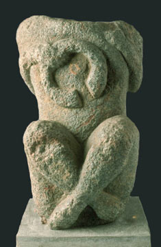 Statue de dieu gaulois accroupi, tenant un torque contre sa poitrine. Hauteur 41 cm.
