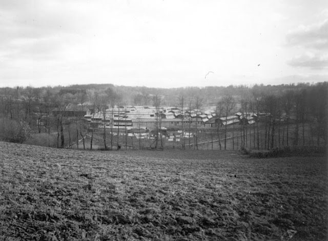 Le camp de Saint-Paul avec ses baraques d’une capacité de 1000 personnes était initialement destiné à l’accueil des réfugiés.